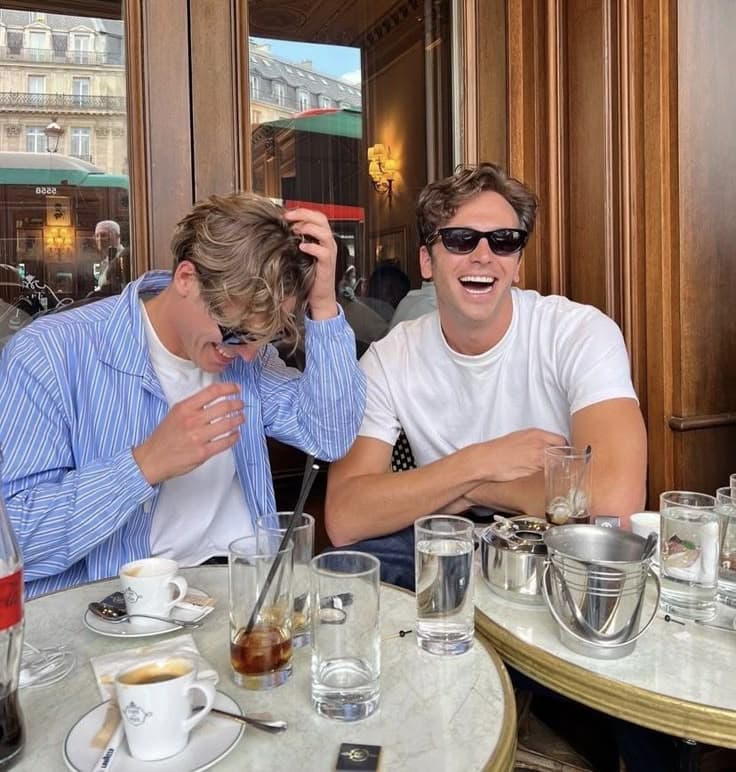 Destroyed straight jeans [mid blue]